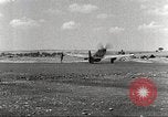 Immagine di 332Fighter Group P-51s sbarco dopo una missione Termoli Italia, 1944, secondo 45 filmato di repertorio 65675062598