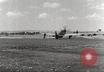 Immagine di 332Fighter Group P-51s sbarco dopo una missione Termoli Italia, 1944, secondo 46 filmato di repertorio 65675062598