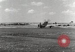Immagine di 332Fighter Group P-51s sbarco dopo una missione Termoli Italia, 1944, secondo 47 filmato di repertorio 65675062598