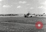 Immagine di 332Fighter Group P-51s sbarco dopo una missione Termoli Italia, 1944, secondo 48 filmato di repertorio 65675062598