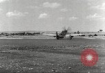 Immagine di 332Fighter Group P-51s sbarco dopo una missione Termoli Italia, 1944, secondo 49 filmato di repertorio 65675062598