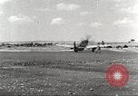 Immagine di 332Fighter Group P-51s sbarco dopo una missione Termoli Italia, 1944, secondo 50 filmato di repertorio 65675062598
