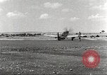Immagine di 332Fighter Group P-51s sbarco dopo una missione Termoli Italia, 1944, secondo 51 filmato di repertorio 65675062598