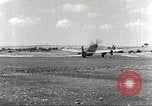Immagine di 332Fighter Group P-51s sbarco dopo una missione Termoli Italia, 1944, secondo 52 filmato di repertorio 65675062598