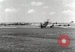 Immagine di 332Fighter Group P-51s sbarco dopo una missione Termoli Italia, 1944, secondo 53 filmato di repertorio 65675062598