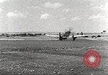 Immagine di 332Fighter Group P-51s sbarco dopo una missione Termoli Italia, 1944, secondo 54 filmato di repertorio 65675062598