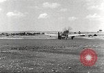 Immagine di 332Fighter Group P-51s sbarco dopo una missione Termoli Italia, 1944, secondo 55 filmato di repertorio 65675062598