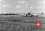 Immagine di 332Fighter Group P-51s sbarco dopo una missione Termoli Italia, 1944, secondo 56 filmato di repertorio 65675062598
