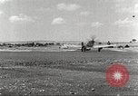 Immagine di 332Fighter Group P-51s sbarco dopo una missione Termoli Italia, 1944, secondo 57 filmato di repertorio 65675062598
