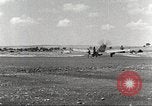 Immagine di 332Fighter Group P-51s sbarco dopo una missione Termoli Italia, 1944, secondo 58 filmato di repertorio 65675062598