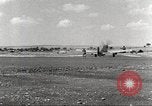 Immagine di 332Fighter Group P-51s sbarco dopo una missione Termoli Italia, 1944, secondo 59 filmato di repertorio 65675062598