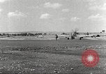 Immagine di 332Fighter Group P-51s sbarco dopo una missione Termoli Italia, 1944, secondo 60 filmato di repertorio 65675062598