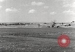 Immagine di 332Fighter Group P-51s sbarco dopo una missione Termoli Italia, 1944, secondo 61 filmato di repertorio 65675062598