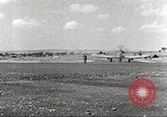 Immagine di 332Fighter Group P-51s sbarco dopo una missione Termoli Italia, 1944, secondo 62 filmato di repertorio 65675062598