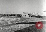 Immagine di I piloti della 332 Gruppo Caccia fuori di testa su una missione Termoli Italia, 1944, secondo 52 filmato di repertorio 65675062599