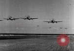 Standbild Squadron der 332 Fighter Group fliegt in Formationen Termoli Italien, 1944, aus Sekunde 3 historischem Filmmaterial Videoclip 65675062600