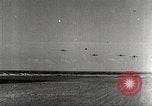 Standbild Squadron der 332 Fighter Group fliegt in Formationen Termoli Italien, 1944, aus Sekunde 4 historischem Filmmaterial Videoclip 65675062600