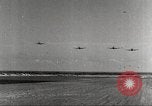Standbild Squadron der 332 Fighter Group fliegt in Formationen Termoli Italien, 1944, aus Sekunde 5 historischem Filmmaterial Videoclip 65675062600