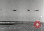 Standbild Squadron der 332 Fighter Group fliegt in Formationen Termoli Italien, 1944, aus Sekunde 6 historischem Filmmaterial Videoclip 65675062600