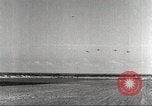 Standbild Squadron der 332 Fighter Group fliegt in Formationen Termoli Italien, 1944, aus Sekunde 10 historischem Filmmaterial Videoclip 65675062600