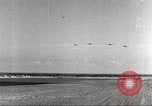 Standbild Squadron der 332 Fighter Group fliegt in Formationen Termoli Italien, 1944, aus Sekunde 11 historischem Filmmaterial Videoclip 65675062600