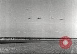 Standbild Squadron der 332 Fighter Group fliegt in Formationen Termoli Italien, 1944, aus Sekunde 12 historischem Filmmaterial Videoclip 65675062600