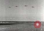Standbild Squadron der 332 Fighter Group fliegt in Formationen Termoli Italien, 1944, aus Sekunde 13 historischem Filmmaterial Videoclip 65675062600