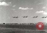 Standbild Squadron der 332 Fighter Group fliegt in Formationen Termoli Italien, 1944, aus Sekunde 15 historischem Filmmaterial Videoclip 65675062600