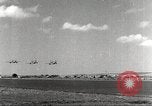 Standbild Squadron der 332 Fighter Group fliegt in Formationen Termoli Italien, 1944, aus Sekunde 16 historischem Filmmaterial Videoclip 65675062600
