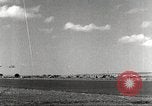 Standbild Squadron der 332 Fighter Group fliegt in Formationen Termoli Italien, 1944, aus Sekunde 17 historischem Filmmaterial Videoclip 65675062600