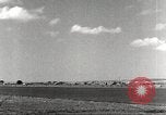Standbild Squadron der 332 Fighter Group fliegt in Formationen Termoli Italien, 1944, aus Sekunde 18 historischem Filmmaterial Videoclip 65675062600