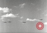 Standbild Squadron der 332 Fighter Group fliegt in Formationen Termoli Italien, 1944, aus Sekunde 21 historischem Filmmaterial Videoclip 65675062600