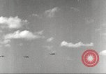 Standbild Squadron der 332 Fighter Group fliegt in Formationen Termoli Italien, 1944, aus Sekunde 22 historischem Filmmaterial Videoclip 65675062600