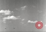 Standbild Squadron der 332 Fighter Group fliegt in Formationen Termoli Italien, 1944, aus Sekunde 23 historischem Filmmaterial Videoclip 65675062600