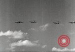 Standbild Squadron der 332 Fighter Group fliegt in Formationen Termoli Italien, 1944, aus Sekunde 25 historischem Filmmaterial Videoclip 65675062600