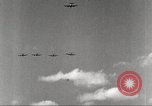 Standbild Squadron der 332 Fighter Group fliegt in Formationen Termoli Italien, 1944, aus Sekunde 27 historischem Filmmaterial Videoclip 65675062600