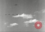 Standbild Squadron der 332 Fighter Group fliegt in Formationen Termoli Italien, 1944, aus Sekunde 28 historischem Filmmaterial Videoclip 65675062600
