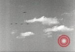 Standbild Squadron der 332 Fighter Group fliegt in Formationen Termoli Italien, 1944, aus Sekunde 29 historischem Filmmaterial Videoclip 65675062600