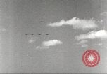 Standbild Squadron der 332 Fighter Group fliegt in Formationen Termoli Italien, 1944, aus Sekunde 30 historischem Filmmaterial Videoclip 65675062600