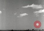 Standbild Squadron der 332 Fighter Group fliegt in Formationen Termoli Italien, 1944, aus Sekunde 31 historischem Filmmaterial Videoclip 65675062600
