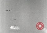 Standbild Squadron der 332 Fighter Group fliegt in Formationen Termoli Italien, 1944, aus Sekunde 32 historischem Filmmaterial Videoclip 65675062600