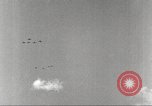 Standbild Squadron der 332 Fighter Group fliegt in Formationen Termoli Italien, 1944, aus Sekunde 33 historischem Filmmaterial Videoclip 65675062600