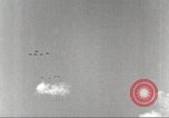 Standbild Squadron der 332 Fighter Group fliegt in Formationen Termoli Italien, 1944, aus Sekunde 34 historischem Filmmaterial Videoclip 65675062600
