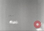 Standbild Squadron der 332 Fighter Group fliegt in Formationen Termoli Italien, 1944, aus Sekunde 35 historischem Filmmaterial Videoclip 65675062600