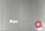 Standbild Squadron der 332 Fighter Group fliegt in Formationen Termoli Italien, 1944, aus Sekunde 36 historischem Filmmaterial Videoclip 65675062600