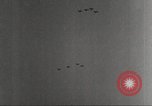 Standbild Squadron der 332 Fighter Group fliegt in Formationen Termoli Italien, 1944, aus Sekunde 38 historischem Filmmaterial Videoclip 65675062600