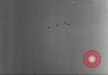 Standbild Squadron der 332 Fighter Group fliegt in Formationen Termoli Italien, 1944, aus Sekunde 40 historischem Filmmaterial Videoclip 65675062600