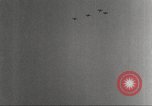 Standbild Squadron der 332 Fighter Group fliegt in Formationen Termoli Italien, 1944, aus Sekunde 41 historischem Filmmaterial Videoclip 65675062600