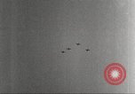 Standbild Squadron der 332 Fighter Group fliegt in Formationen Termoli Italien, 1944, aus Sekunde 45 historischem Filmmaterial Videoclip 65675062600
