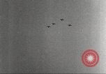Standbild Squadron der 332 Fighter Group fliegt in Formationen Termoli Italien, 1944, aus Sekunde 46 historischem Filmmaterial Videoclip 65675062600